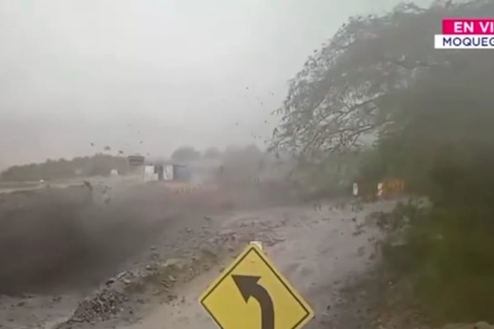 Huaico destroys a key bridge and isolates towns in the Moquegua mountain range