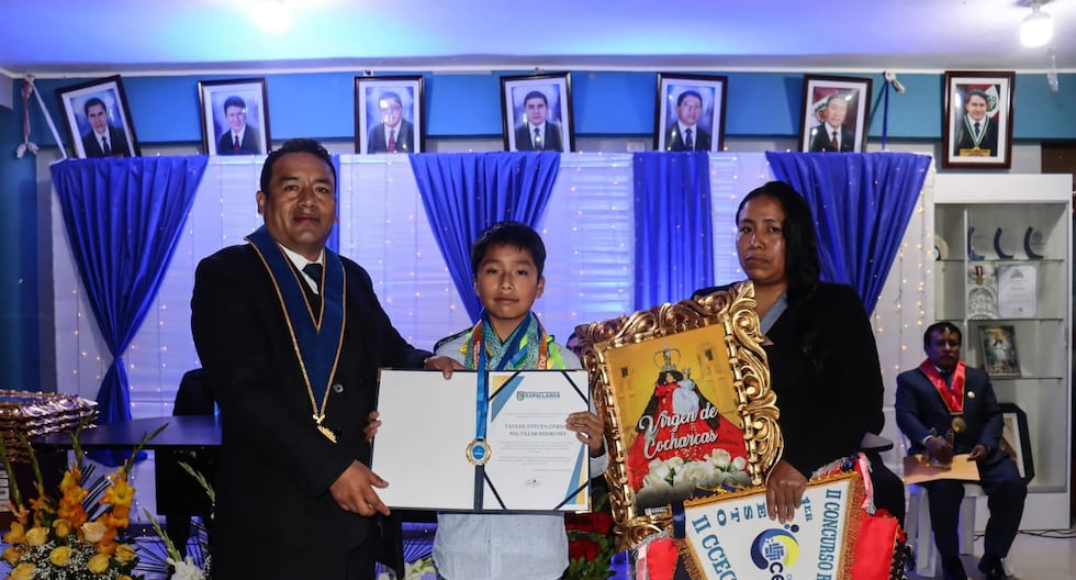 Huancayo: 12-year-old boy enters university and is recognized in his district