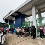 Huancayo: They endure the rains and get up early due to uncertain vacancies at IE Mariscal Castilla