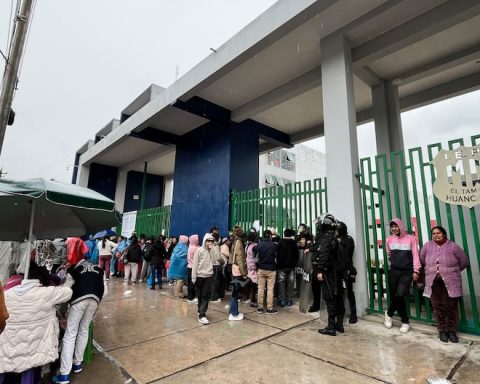 Huancayo: They endure the rains and get up early due to uncertain vacancies at IE Mariscal Castilla