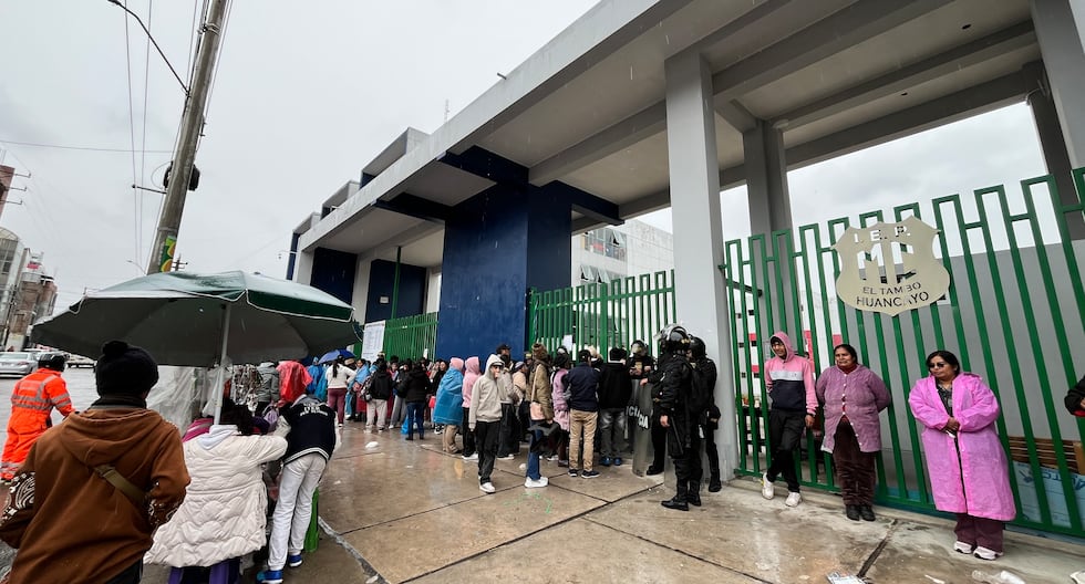 Huancayo: They endure the rains and get up early due to uncertain vacancies at IE Mariscal Castilla