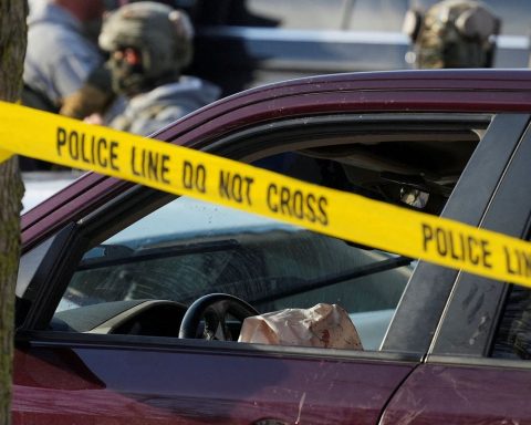 Immigration agent shoots and kills woman in Minneapolis, USA