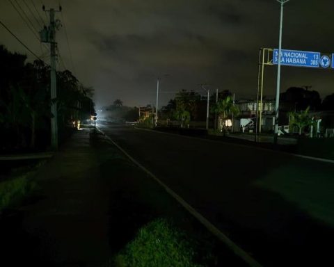 In Las Tunas they reward the "Labor Heroes" with credits to buy solar panels