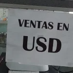 Anuncio en la puerta de una tienda, en Holguín