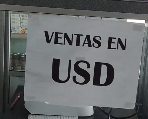 Anuncio en la puerta de una tienda, en Holguín