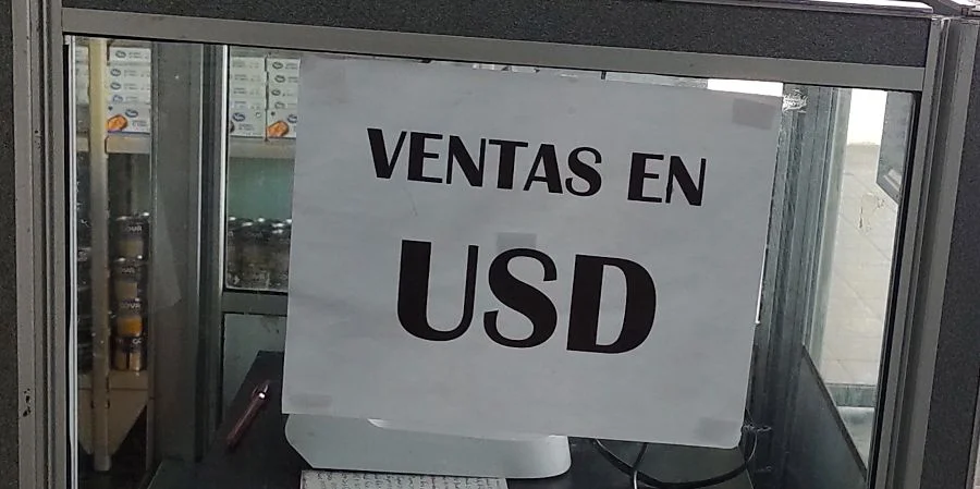 Anuncio en la puerta de una tienda, en Holguín