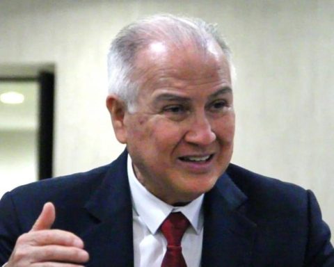 Is it true that Alfonso López Chau was imprisoned?