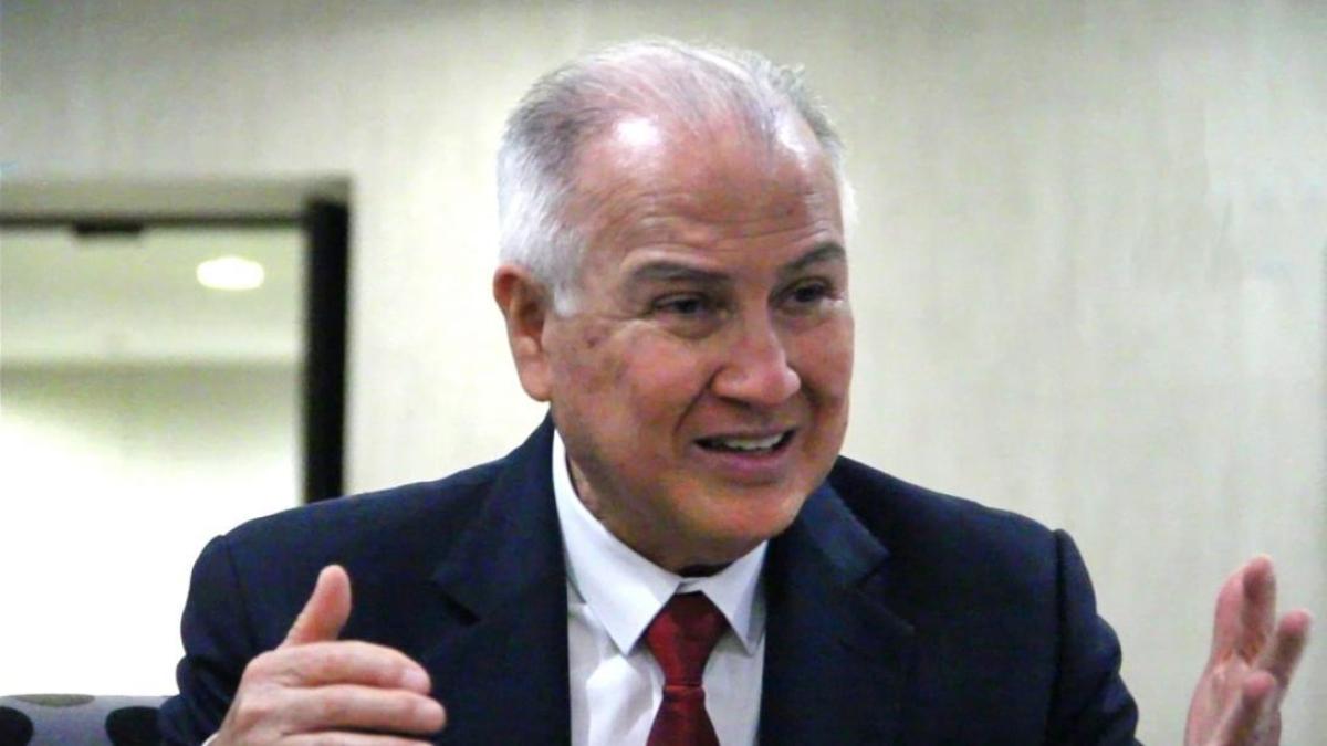 Is it true that Alfonso López Chau was imprisoned?