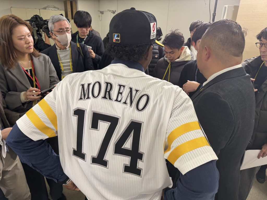 Japan Baseball: Falcons present Cuban prospect Jonathan Moreno