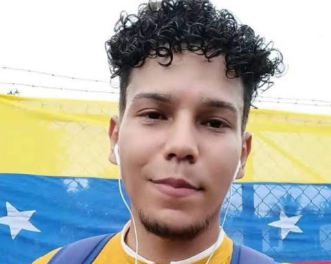 Juan Francisco Alvarado, a journalism student whose sentence for treason was annulled, is released from prison