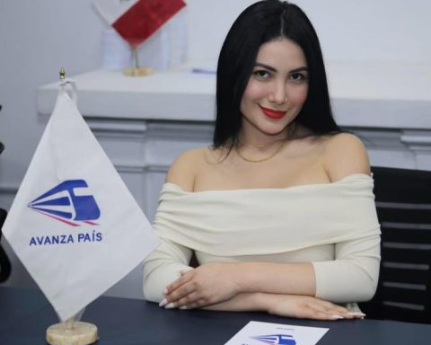 Karen Paniagua, former Avanza País candidate, assured that they charged her S/5,350 per application and did not return the money