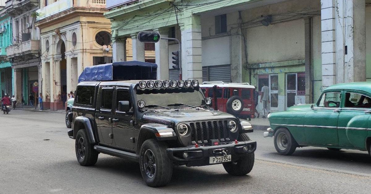 Katapulk and Maravana deny the revocation of their licenses and continue sending cars to Cuba