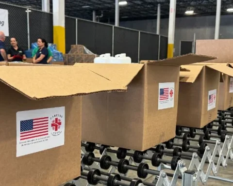 Módulos de ayuda humanitaria, este miércoles, antes de despegar rumbo a Cuba