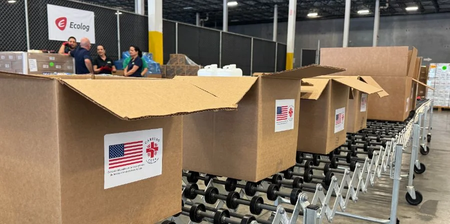 Módulos de ayuda humanitaria, este miércoles, antes de despegar rumbo a Cuba