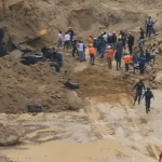 Landslide in Nigua: backhoe, truck and trapped workers
