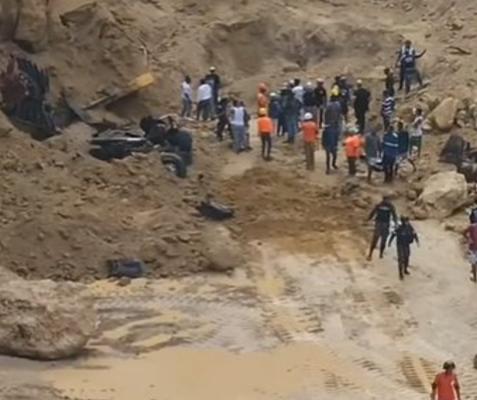 Landslide in Nigua: backhoe, truck and trapped workers