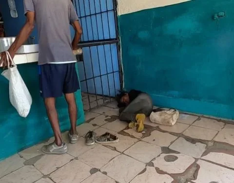 Una mujer desmayada por hambre en La Habana, en 2024