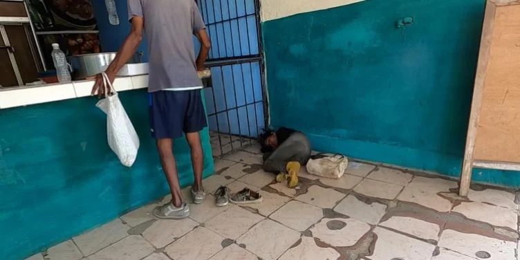 Una mujer desmayada por hambre en La Habana, en 2024