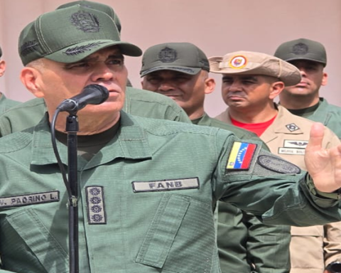 “Let us continue traveling along the path of truth, patriotism and peace,” says Padrino López.