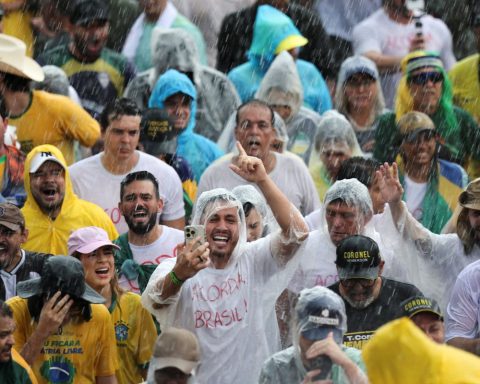 Lightning strikes protesters in Praça do Cruzeiro, in Brasília