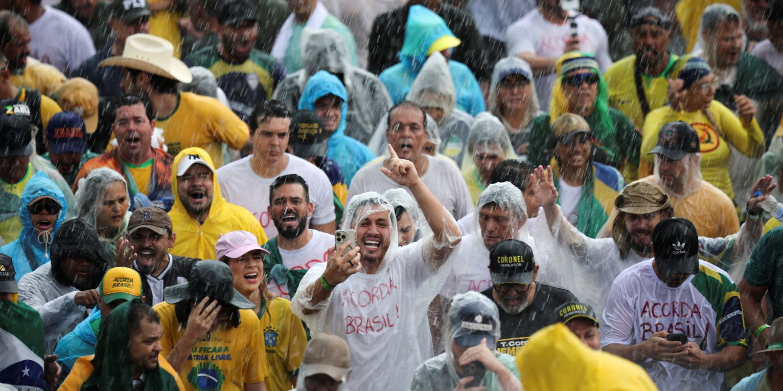 Lightning strikes protesters in Praça do Cruzeiro, in Brasília