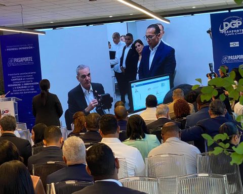 Live: President Abinader receives the first electronic passport of the DR