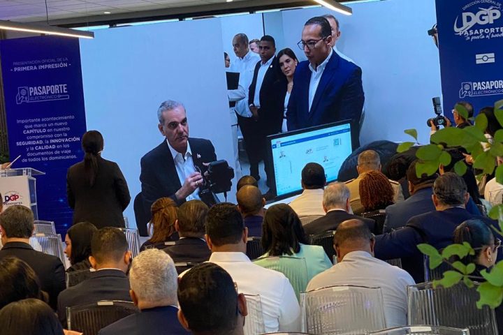 Live: President Abinader receives the first electronic passport of the DR