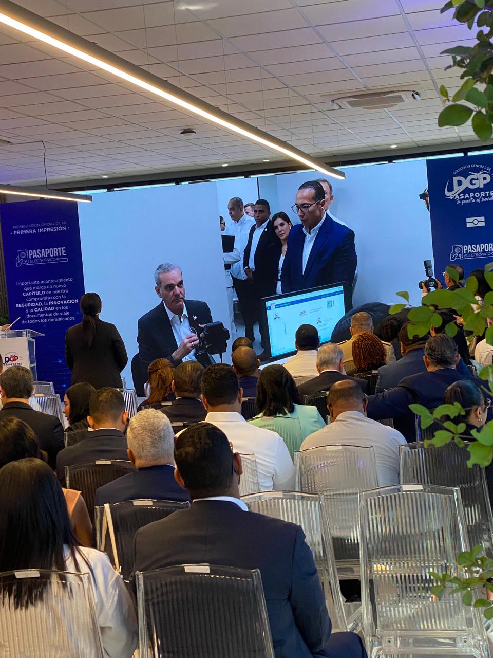 Live: President Abinader receives the first electronic passport of the DR