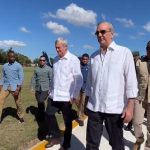 Luis Abinader recorre la frontera en Dajabón junto al presidente electo de Chile