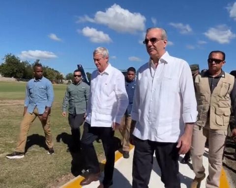 Luis Abinader recorre la frontera en Dajabón junto al presidente electo de Chile