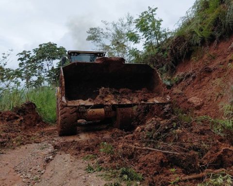 Machinery cleans roads blocked by the huaico in Perené