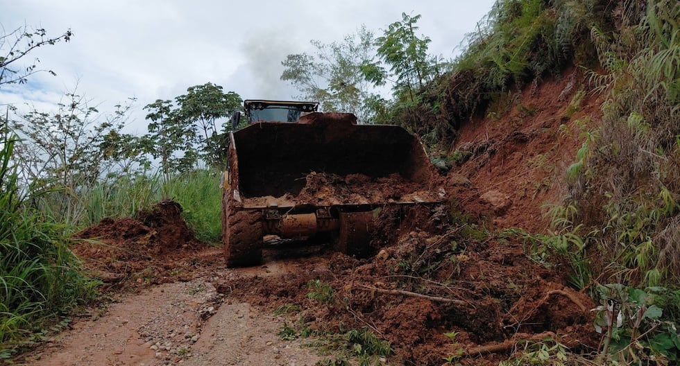 Machinery cleans roads blocked by the huaico in Perené
