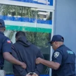 Hombre se entrega por homicidio de chofer durante atentado en Santiago Oeste