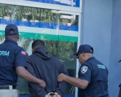 Hombre se entrega por homicidio de chofer durante atentado en Santiago Oeste