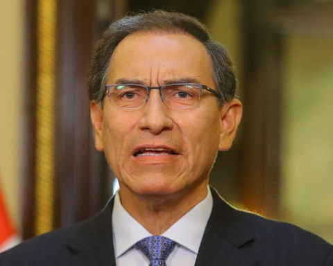 Martín Vizcarra is emergency evacuated to the Ate Hospital from Barbadillo