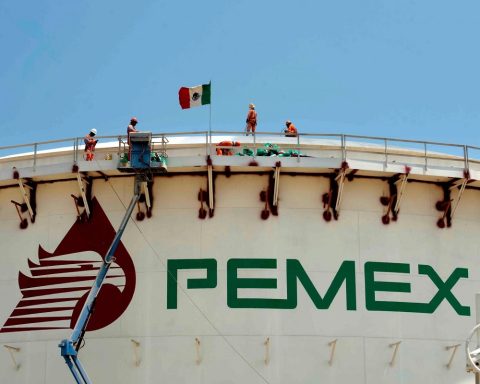Mexico cancels an oil shipment to Cuba amid pressure from the US, according to reports