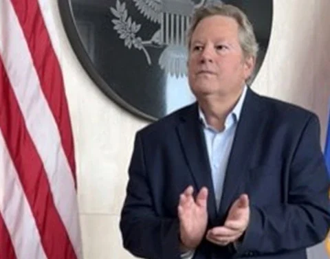 Mike Hammer, Cuba, Estados Unidos