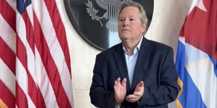 Mike Hammer, Cuba, Estados Unidos