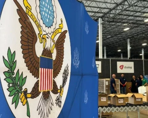 Almacén de Miami donde se empacó la ayuda humanitaria enviada al oriente de Cuba este miércoles