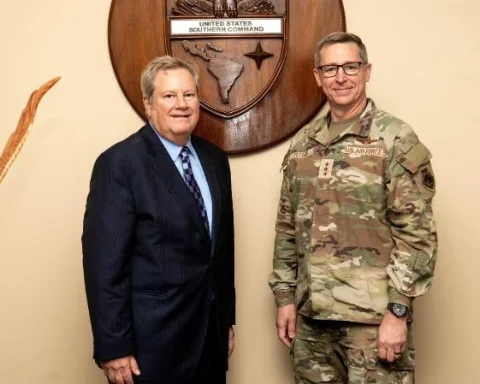 Mike Hammer y Evan L. Pettus