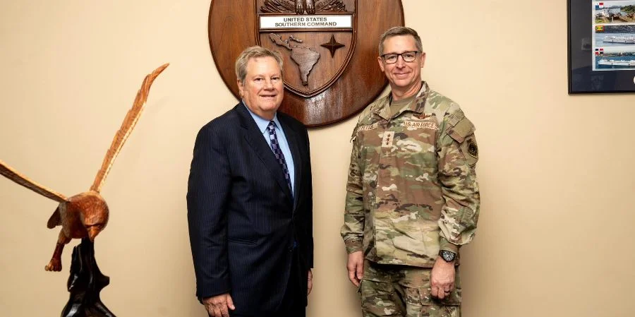 Mike Hammer y Evan L. Pettus