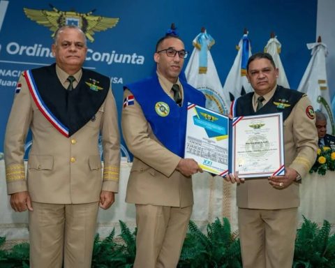 Ministerio de Defensa y UNADE celebran XXI graduación con 383 nuevos egresados