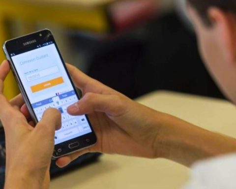 Ministry of Education published regulations that regulate the use of cell phones in schools