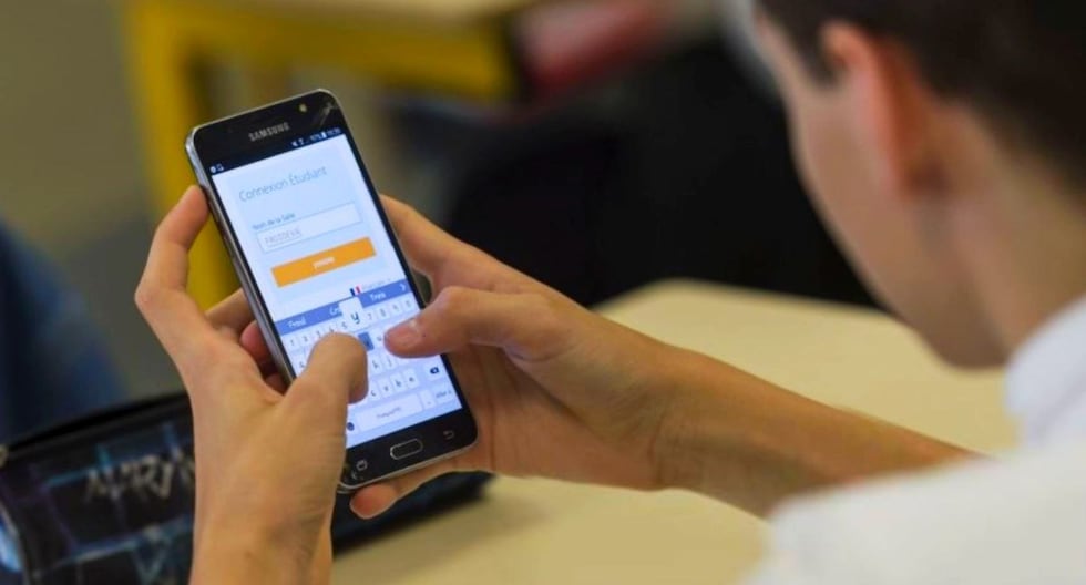 Ministry of Education published regulations that regulate the use of cell phones in schools