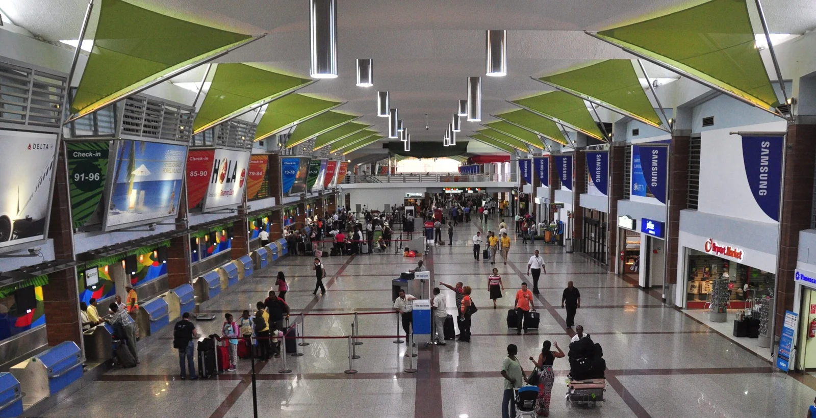 More than 30 flights canceled at Las Américas Airport due to snow storm in the US