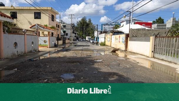 Neighbors denounce street problems in Ensanche Quisqueya