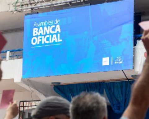 Official banking continues in conflict