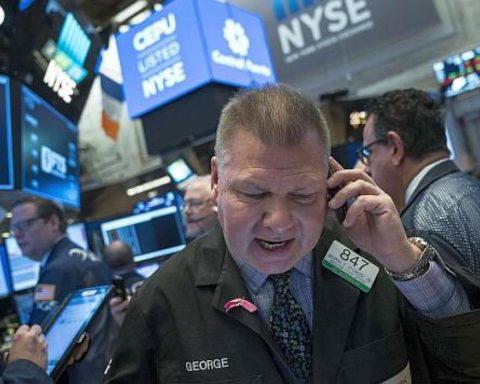 Oil shares soar after Maduro's capture: Chevron rises 8% and gold reaches US$4,420