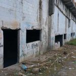 Old school premises under the Duarte bridge deteriorate