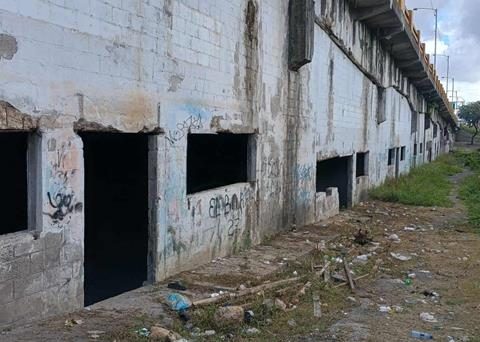 Old school premises under the Duarte bridge deteriorate